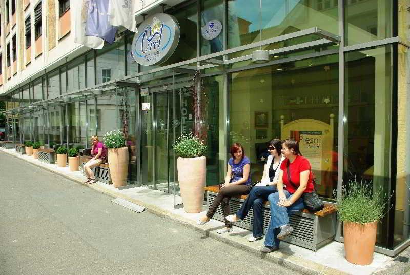 B&B Hotel Maribor Uni Hostel ภายนอก รูปภาพ